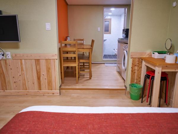 Seoul Station R Guesthouse : photo 9 de la chambre chambre familiale avec salle de bains privative
