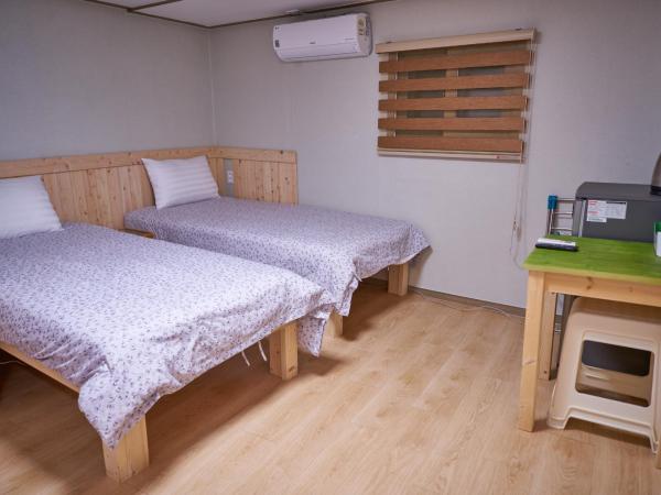 Seoul Station R Guesthouse : photo 4 de la chambre chambre double avec salle de bains privative