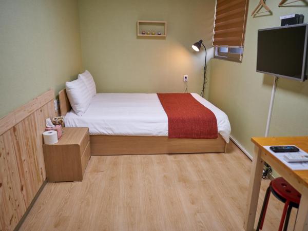 Seoul Station R Guesthouse : photo 1 de la chambre chambre double avec salle de bains privative