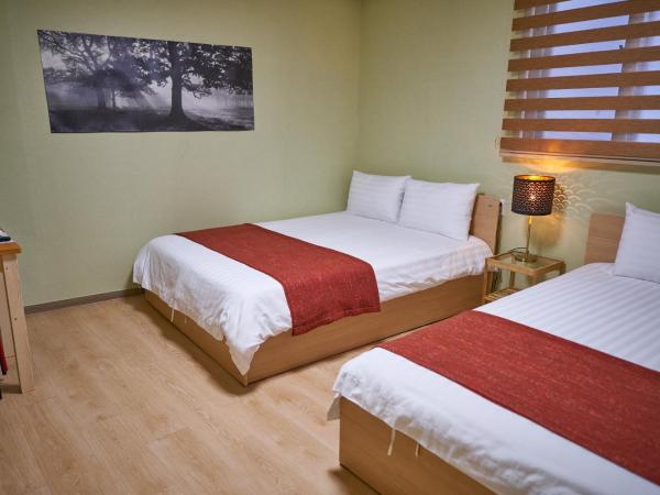 Seoul Station R Guesthouse : photo 1 de la chambre chambre triple avec salle de bains privative