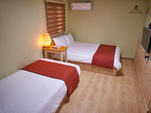 Seoul Station R Guesthouse : photo 4 de la chambre chambre triple avec salle de bains privative