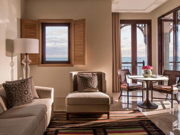 Four Seasons Hotel Tunis : photo 2 de la chambre suite lit king-size four seasons - vue sur mer
