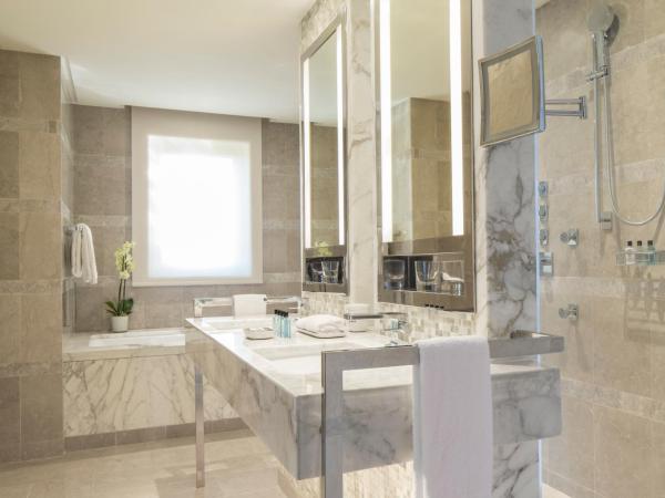 Four Seasons Hotel Tunis : photo 2 de la chambre chambre lit king-size deluxe - vue sur jardin