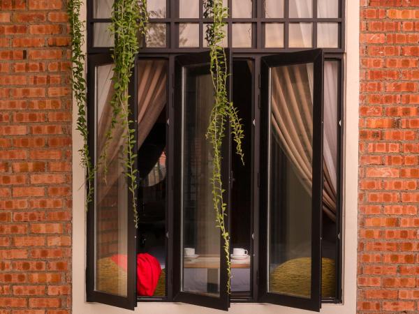 Treasures Hotel and Suites : photo 5 de la chambre chambre lit king-size de luxe 