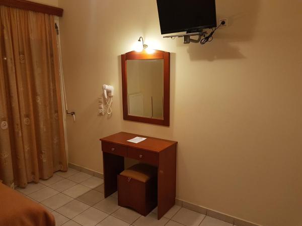 Hotel Nevada Kalamata : photo 4 de la chambre chambre lits jumeaux avec balcon