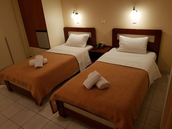 Hotel Nevada Kalamata : photo 2 de la chambre chambre lits jumeaux avec balcon