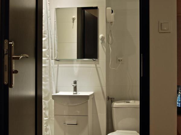 ApartHostel Warszawa : photo 3 de la chambre chambre simple avec salle de bains privative