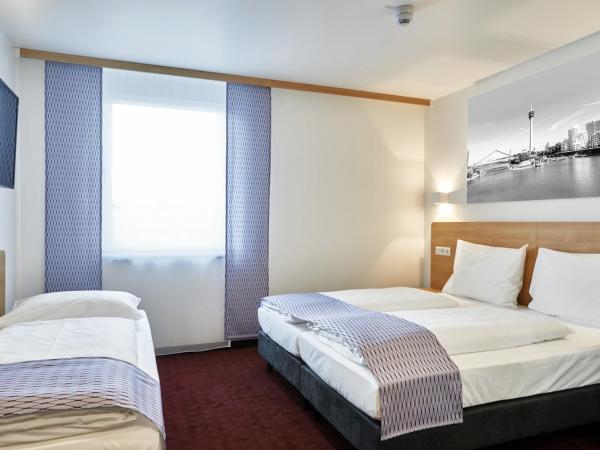 McDreams Hotel Düsseldorf-City : photo 2 de la chambre chambre triple classique