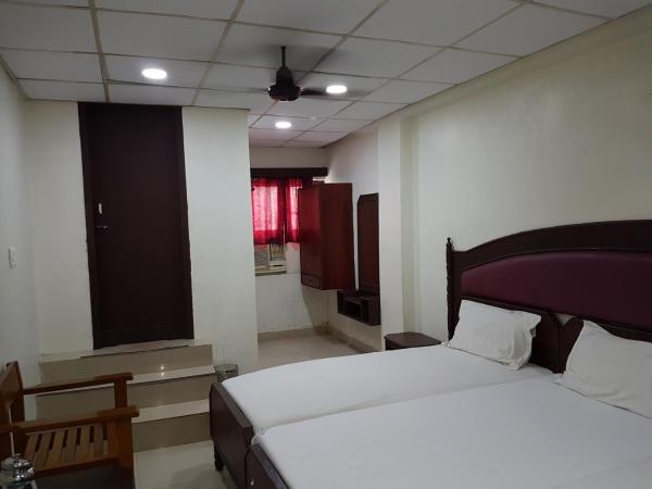 Hotel Sorrento Guest house Anna Nagar East Metro Shenoy Nagar metro budget monthly daily rooms : photo 4 de la chambre chambre triple avec ventilateur