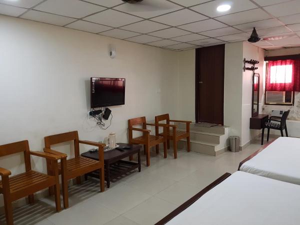 Hotel Sorrento Guest house Anna Nagar East Metro Shenoy Nagar metro budget monthly daily rooms : photo 4 de la chambre chambre quadruple deluxe