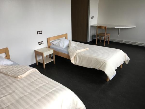 L'Escale : photo 2 de la chambre chambre lits jumeaux pour personnes à mobilité réduite