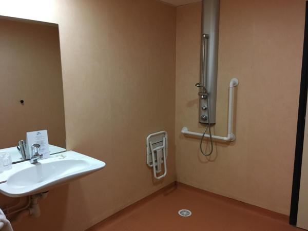 L'Escale : photo 4 de la chambre chambre lits jumeaux pour personnes à mobilité réduite