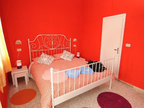 Sunflower Beach Backpacker Hostel & Bar : photo 1 de la chambre chambre double avec balcon et salle de bains privative