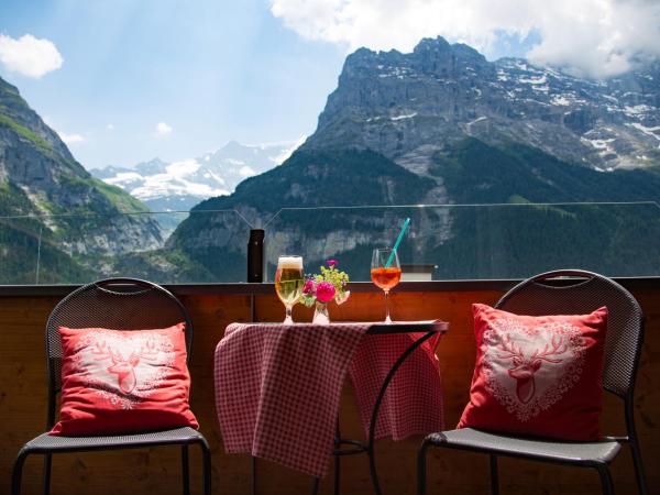 Hotel Hirschen - Grindelwald : photo 9 de la chambre chambre double supérieure avec balcon et vue sur la montagne