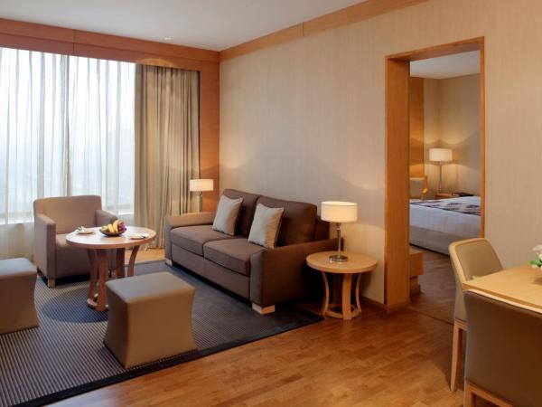 Radisson Blu Hotel New Delhi Dwarka : photo 4 de la chambre executive suite with sofa cum bed and 20% discount on food & soft beverage
