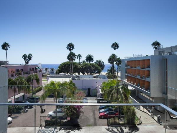 Shore Hotel : photo 4 de la chambre logement avec 2 lits doubles - vue partielle sur océan