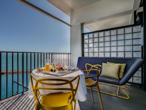 Best Western Premier Hotel Beaulac : photo 2 de la chambre chambre exécutive avec terrasse - vue sur lac