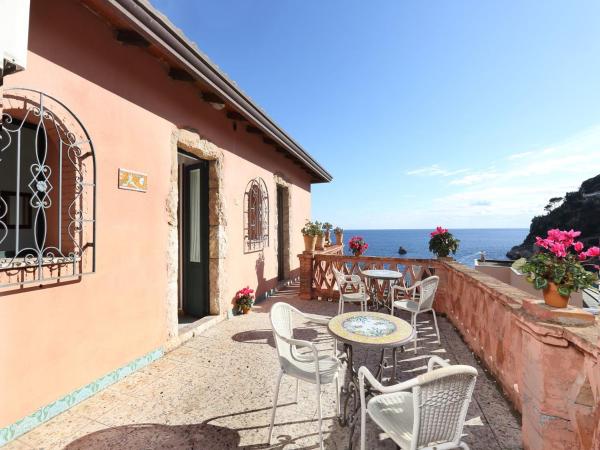 Hotel Villino Gallodoro : photo 3 de la chambre chambre double ou lits jumeaux supérieure avec terrasse – vue sur mer