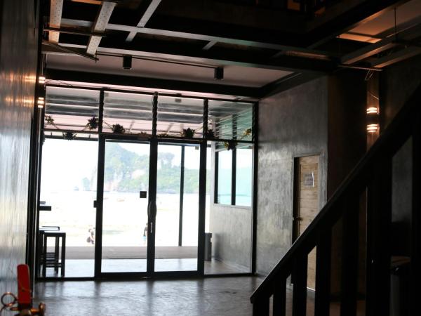 Ibiza Phi Phi : photo 9 de la chambre bed in 4-bed mixed dormitory no view- aircon available 5pm - 11am daily