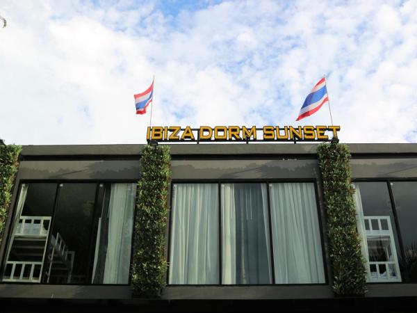 Ibiza Phi Phi : photo 2 de la chambre lit dans dortoir mixte de 8 lits - vue sur coucher de soleil