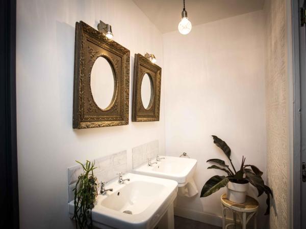 Carcassonne Townhouse : photo 7 de la chambre suite lit king-size avec balcon