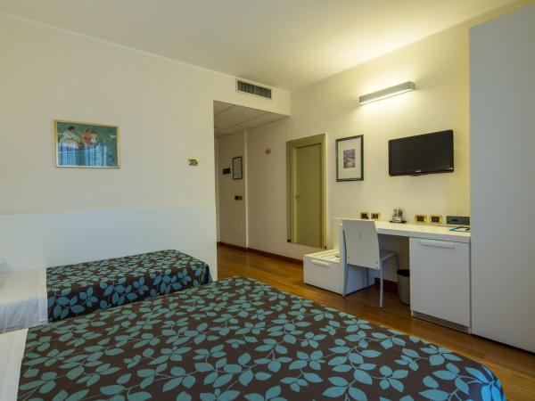 Hotel Brandoli : photo 1 de la chambre chambre triple avec balcon