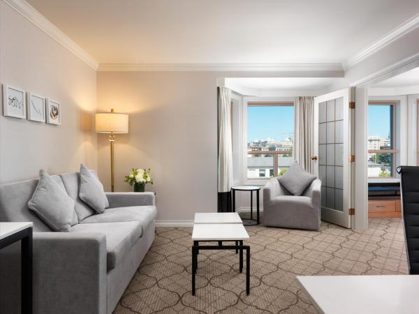 Hotel Grand Pacific : photo 2 de la chambre suite caractéristique avec lit king-size et canapé-lit - vue sur port