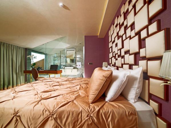 Taba Luxury Suites and Hotel : photo 4 de la chambre suite lit king-size avec baignoire spa