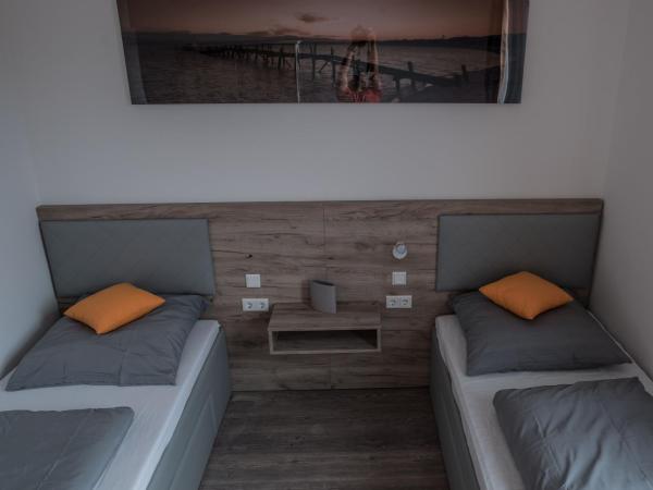 FirstSleep Boardinghouse Griesfeldstrasse München : photo 9 de la chambre appartement avec douche (2 lits)