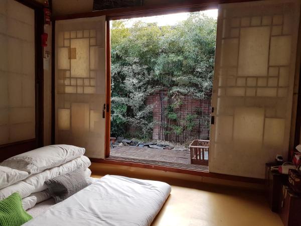Gongsimga Hanok Guesthouse : photo 1 de la chambre chambre triple avec salle de bains privative