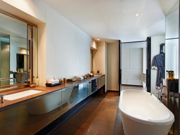 The Lodhi - A member of The Leading Hotels Of The World : photo 5 de la chambre garden terrace suite with happy hours at safari lounge 5 to 7 pm, buy 01 drink and get another drink complimentary (spirits), 1200 spa credit per booking