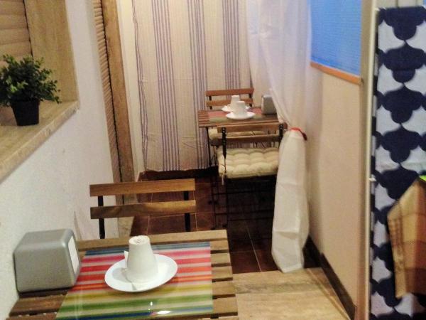 B&B Piccinni 191 : photo 2 de la chambre chambre triple avec salle de bains commune