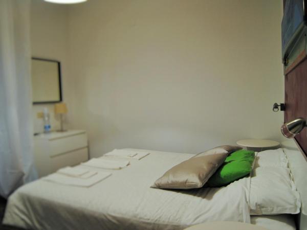 B&B Piccinni 191 : photo 4 de la chambre chambre double ou lits jumeaux avec salle de bains commune
