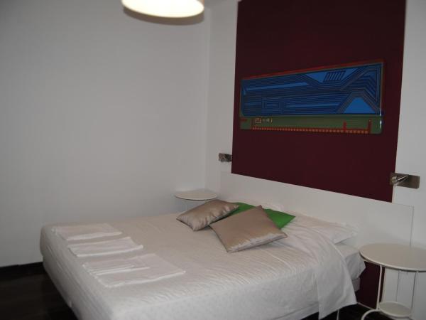 B&B Piccinni 191 : photo 5 de la chambre chambre double ou lits jumeaux avec salle de bains commune