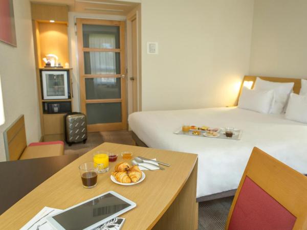 Novotel Perpignan Nord Rivesaltes : photo 4 de la chambre chambre lit queen-size supérieure avec canapé