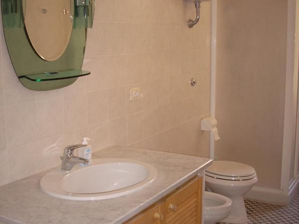 Il Giardino del Nespolo : photo 4 de la chambre chambre lits jumeaux avec salle de bains privative séparée