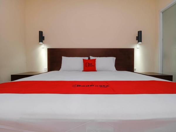 RedDoorz Plus near Halim Perdanakusuma 2 : photo 9 de la chambre chambre double