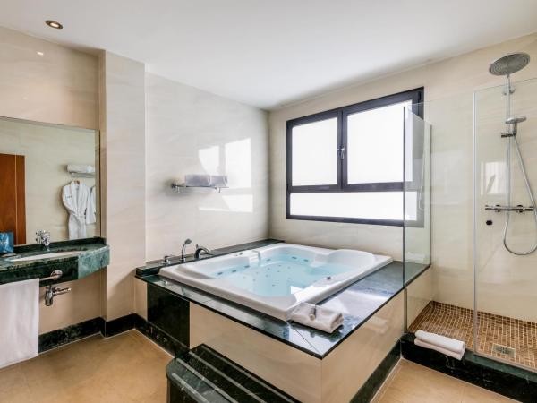 Occidental Granada : photo 4 de la chambre suite junior avec jacuzzi