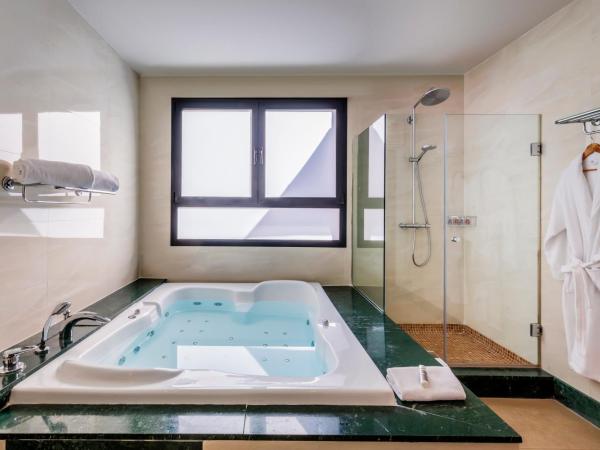 Occidental Granada : photo 3 de la chambre suite junior avec jacuzzi