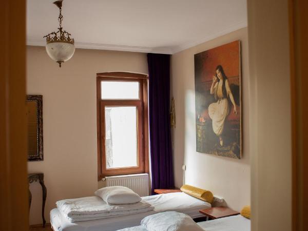 Chambers of the Boheme : photo 2 de la chambre chambre triple avec salle de bains commune