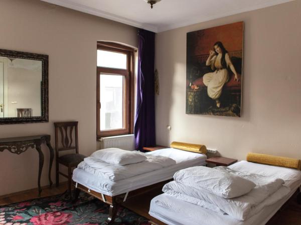 Chambers of the Boheme : photo 1 de la chambre chambre triple avec salle de bains commune