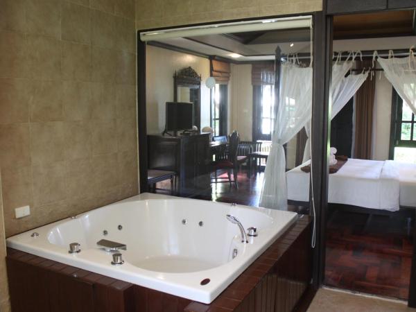 Khaolak Palm Beach Resort : photo 4 de la chambre villa de luxe avec bain à remous