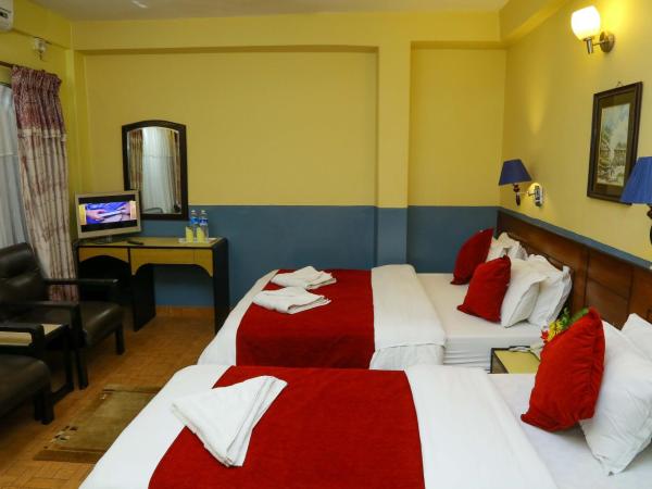 Hotel Silver Oaks Inn : photo 1 de la chambre chambre familiale deluxe avec balcon