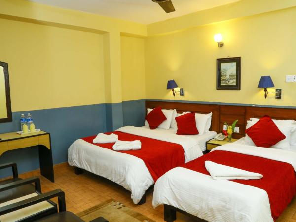 Hotel Silver Oaks Inn : photo 2 de la chambre chambre familiale deluxe avec balcon