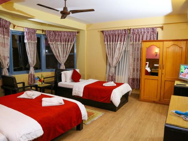 Hotel Silver Oaks Inn : photo 4 de la chambre chambre familiale deluxe avec balcon