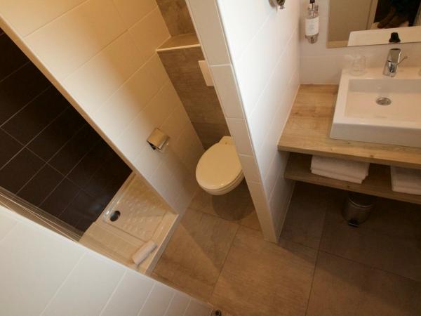 La Villa en L'île - 2 Piscines & Spa : photo 1 de la chambre chambre double avec terrasse