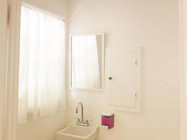 Orange Drive Hostel : photo 1 de la chambre chambre lits jumeaux avec salle de bains