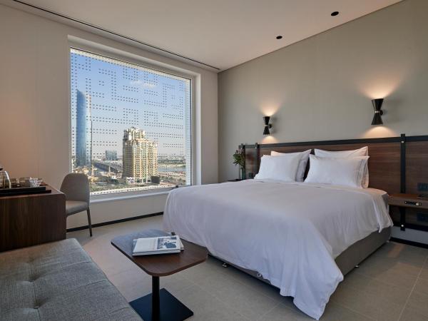 FORM Hotel Al Jadaf, Dubai, a Member of Design Hotels : photo 1 de la chambre chambre lit king-size plus - vue sur ville