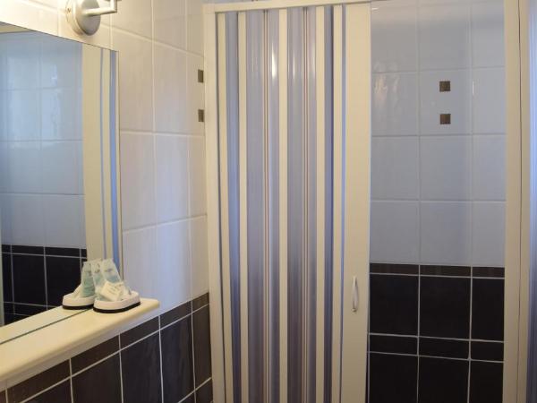 Hôtel le Grillon : photo 2 de la chambre chambre double avec lit d'appoint