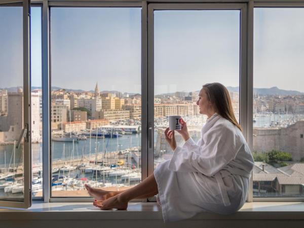 Sofitel Marseille Vieux-Port : photo 8 de la chambre chambre de luxe avec 1 lit double, salle de sport et spa sofitel – vue sur port